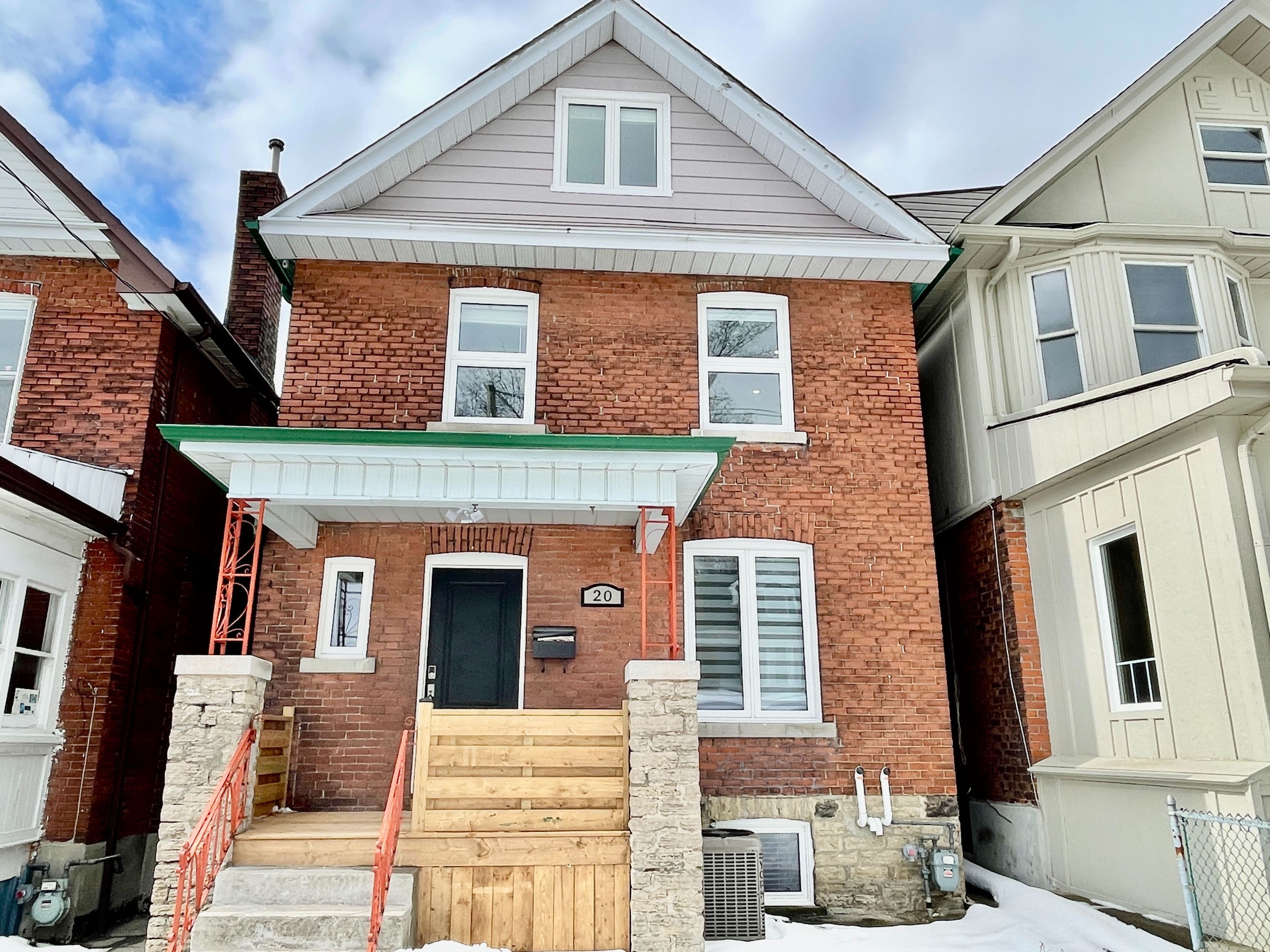 20 St Clair Gardens Upper, Toronto W03, ON M6E 3V4