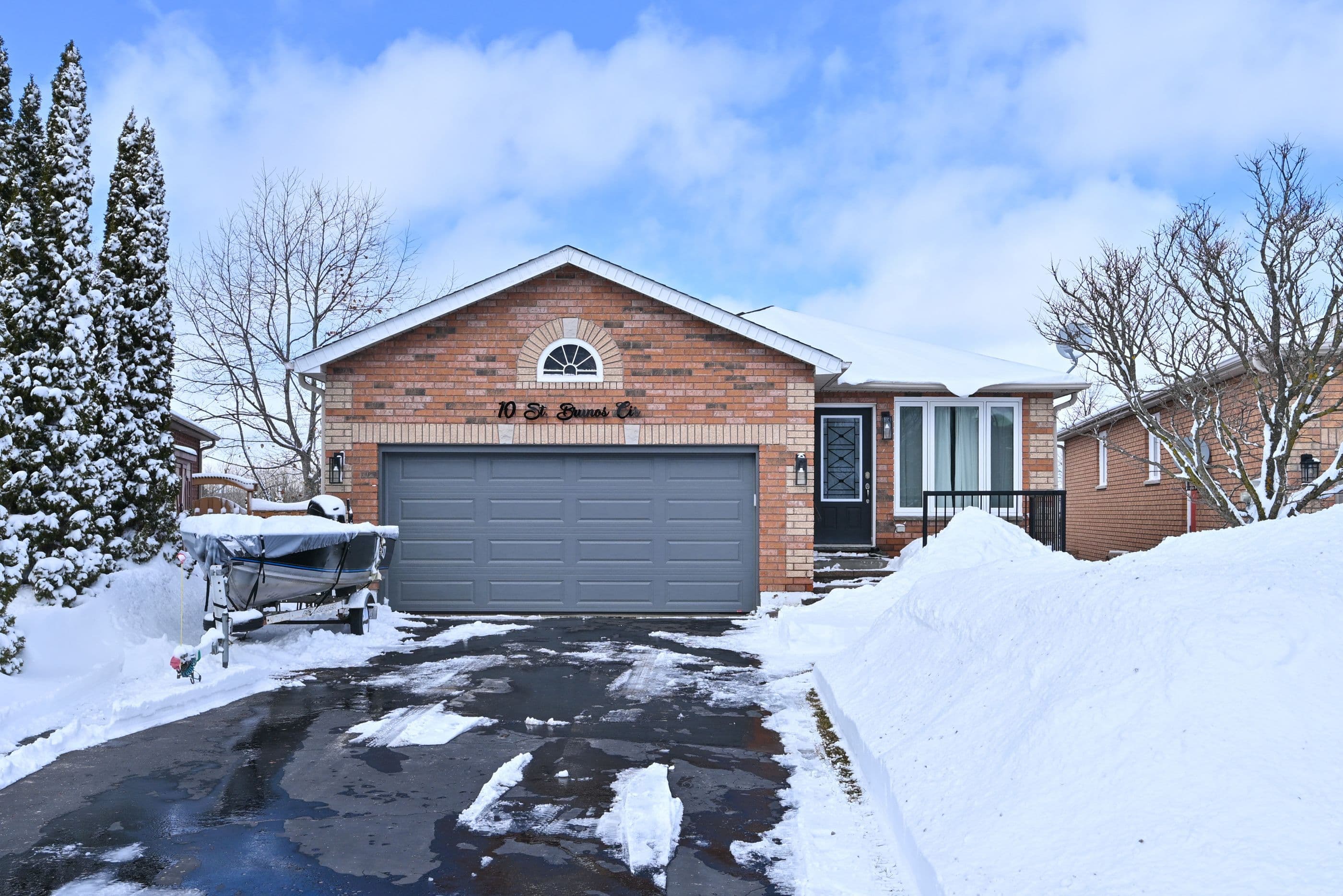 10 St. Bruno's Circle, Barrie, ON L4N 0B9