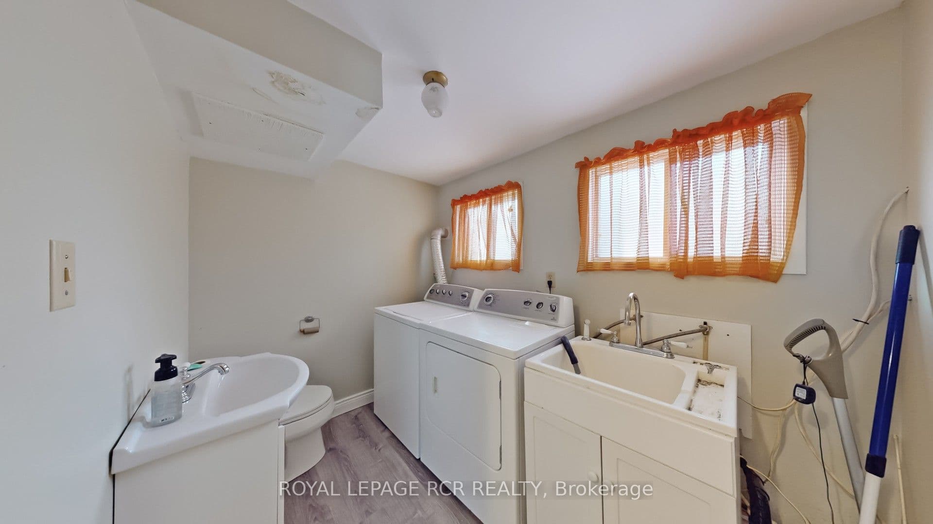 827 Legge Court, Newmarket, ON L3Y 3J1