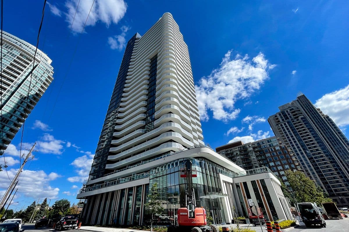 15 Holmes Avenue 403, Toronto C14, ON M2N 4L8