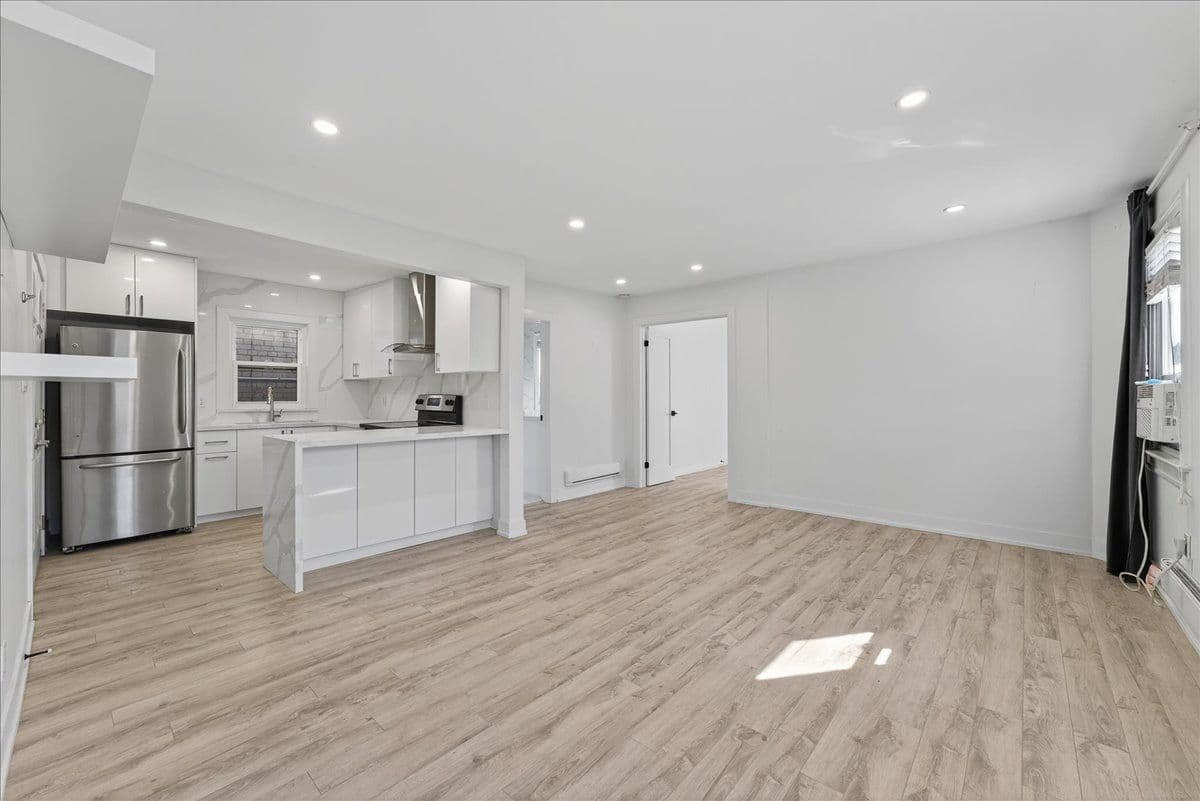 693 Mount Pleasant Road 201, Toronto C10, ON M4S 2N4