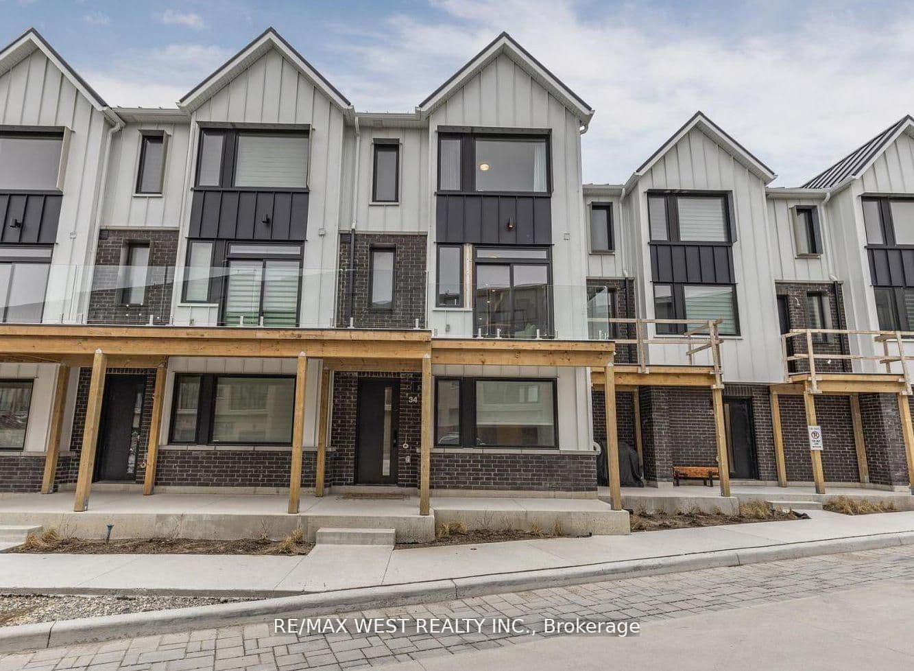 10 Rainwater Lane, Barrie, ON L4N 9J6