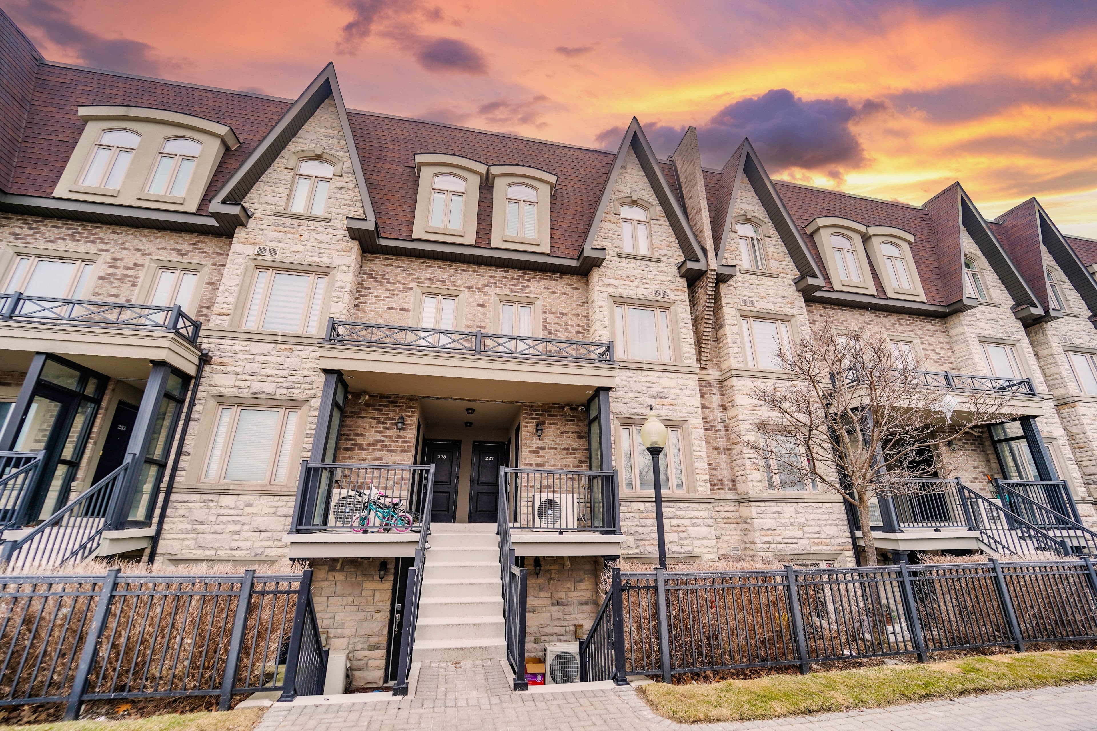 320 John Street 227, Markham, ON L3T 0B1