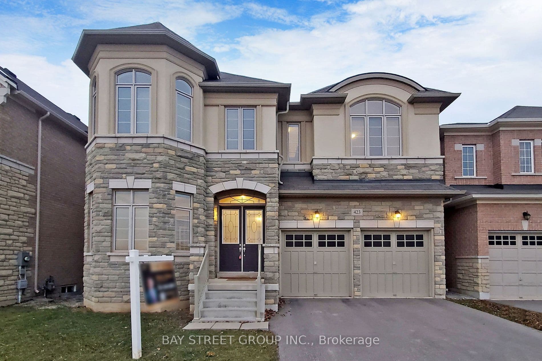 423 Threshing Mill Boulevard, Oakville, ON L6T 0T4