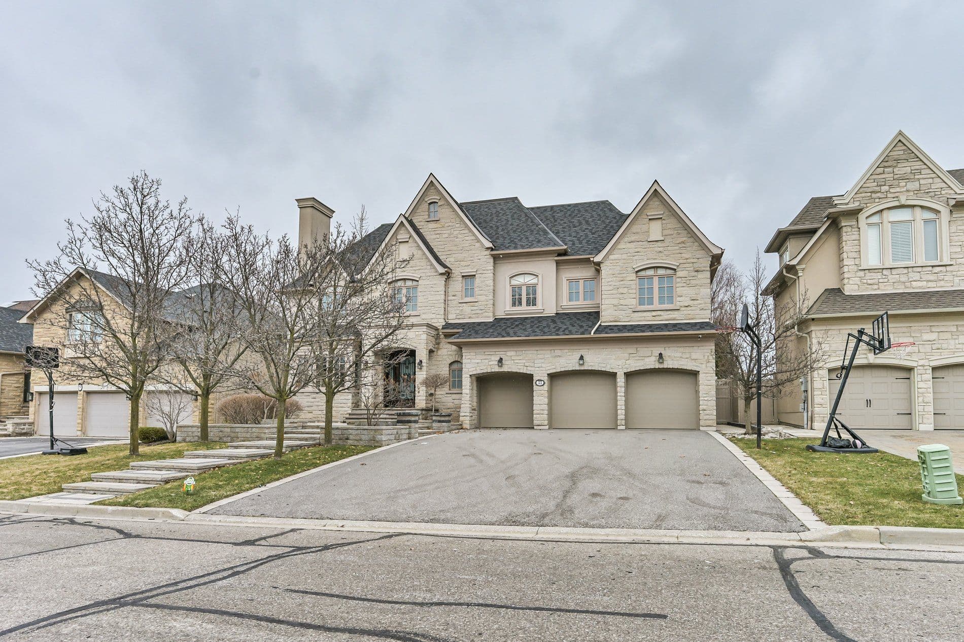 33 Evita Court, Vaughan, ON L4J 8K6