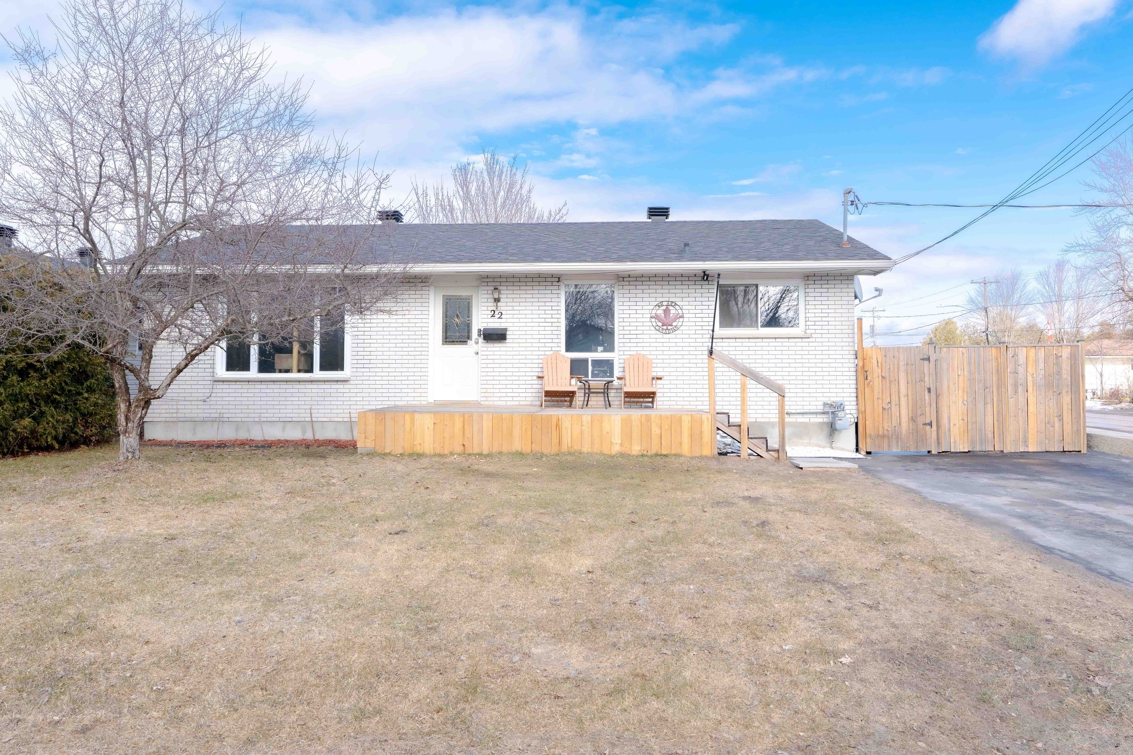 22 John Street, Petawawa, ON K8H 1S4