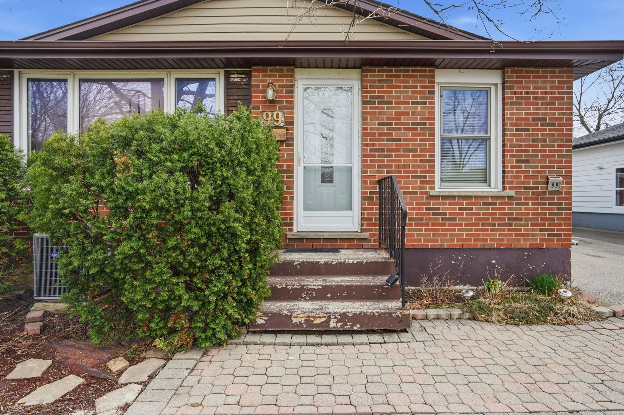 99 PALMER Road, Hamilton, ON L8T 3G1