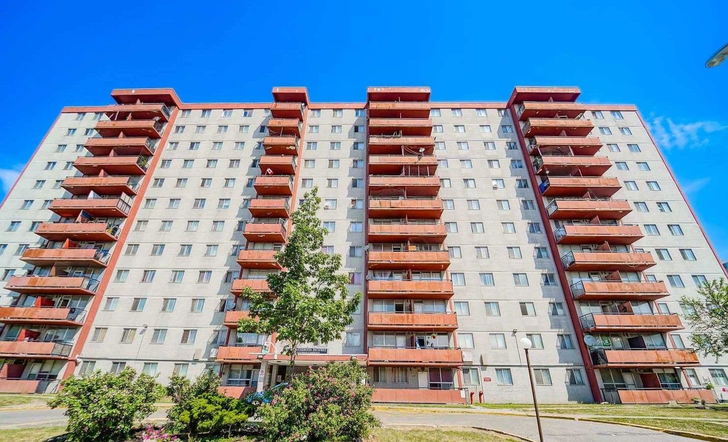 50 Lotherton Pathway 402, Toronto W04, ON M6B 2G8