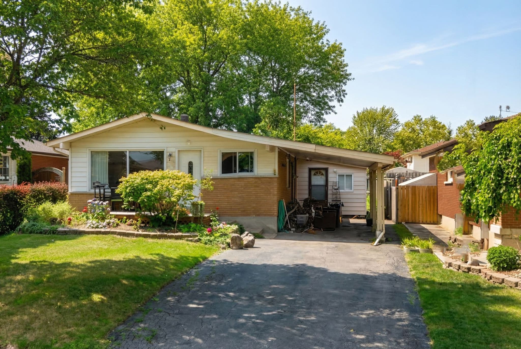 126 Lilacside Drive, Hamilton, ON L8V 2L7