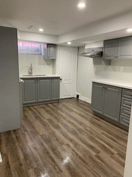 317 Mohawk Road E Lower, Hamilton, ON L9A 2J5