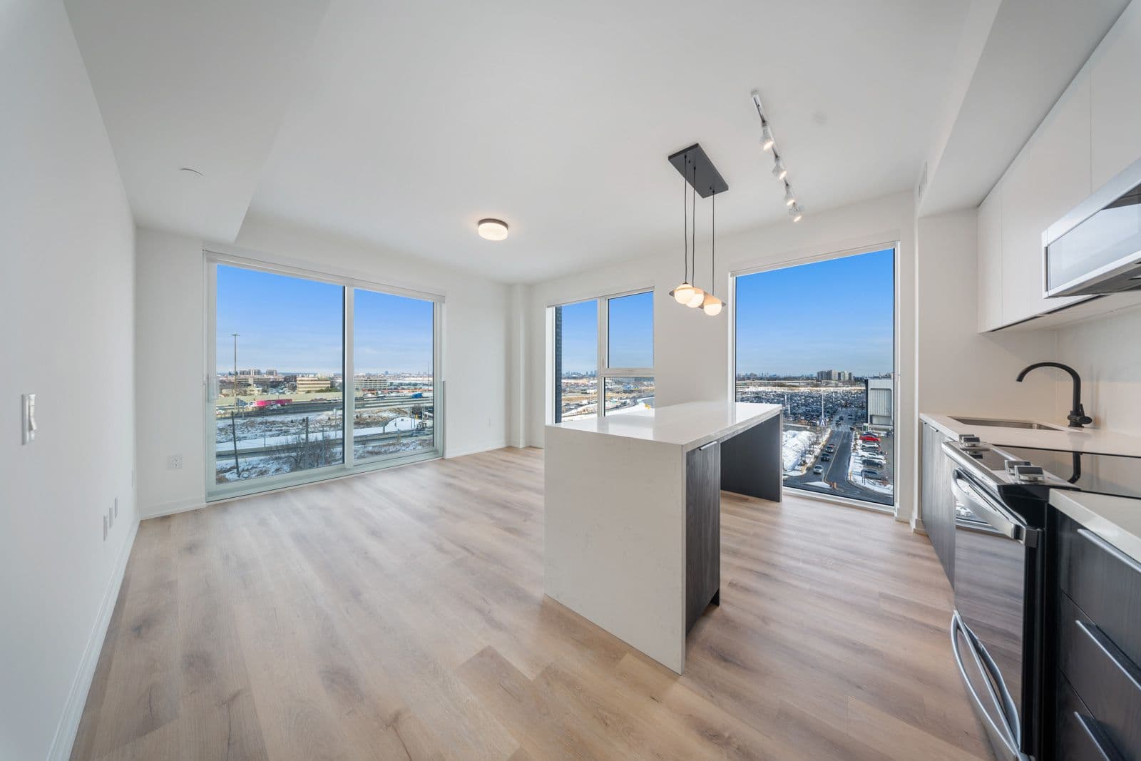 5 York Garden Way 502, Toronto W04, ON M6A 2V1