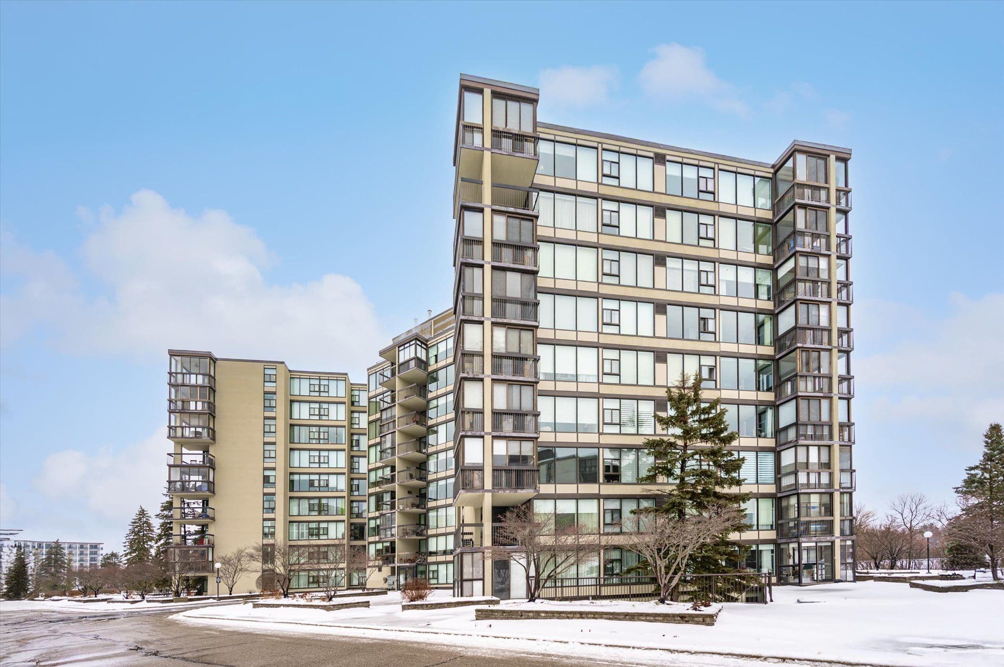 23 Woodlawn Road E 702, Guelph, ON N1H 7G6