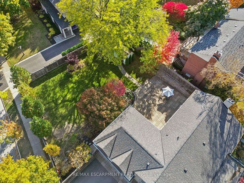 1300 Braeside Drive, Oakville, ON L6J 2A4