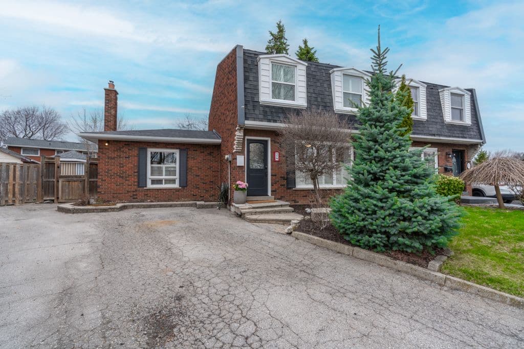 24 Bentley Place, Hamilton, ON L9C 2R4