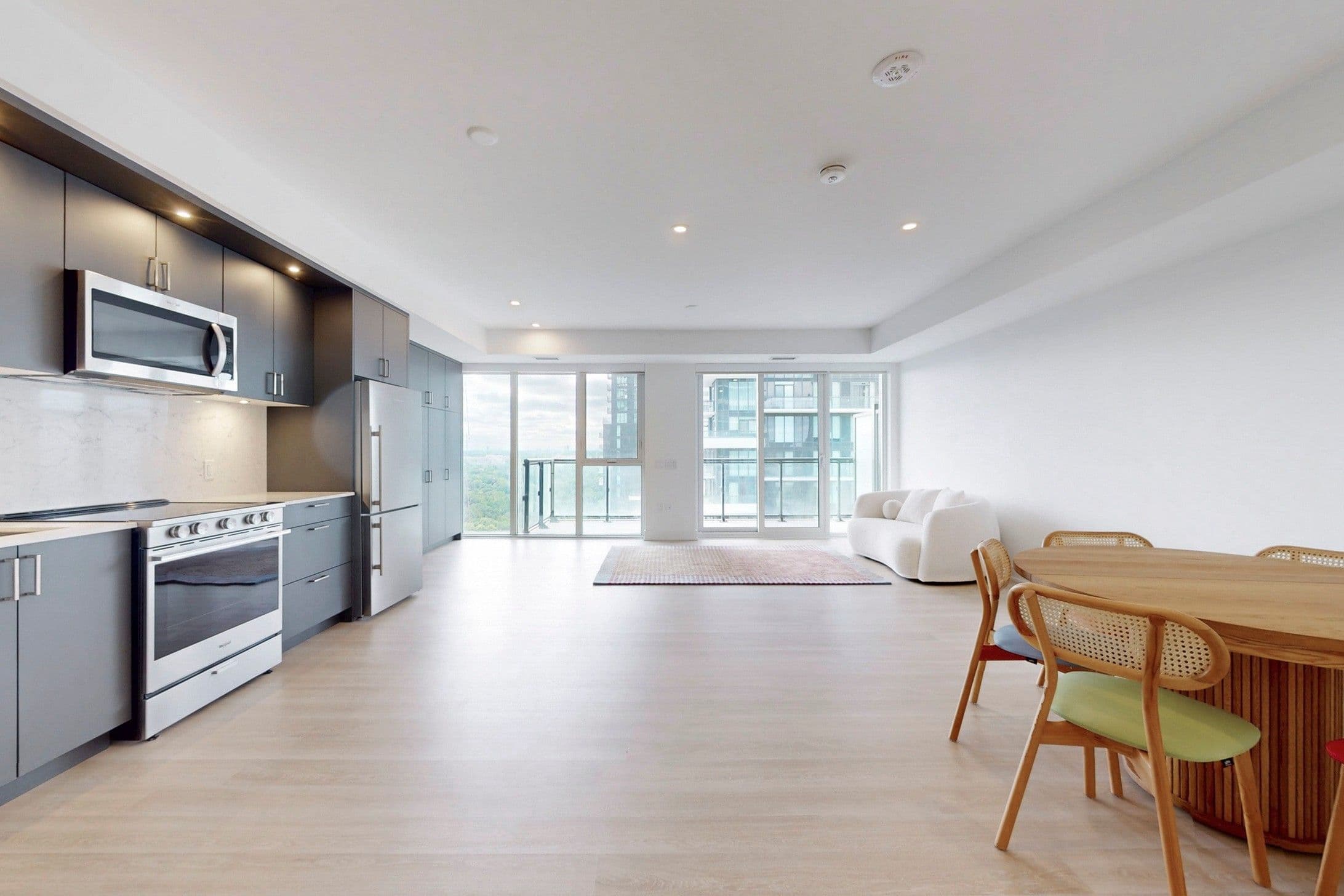 30 Inn On The Park Drive 2401, Toronto C13, ON M3C 0P7