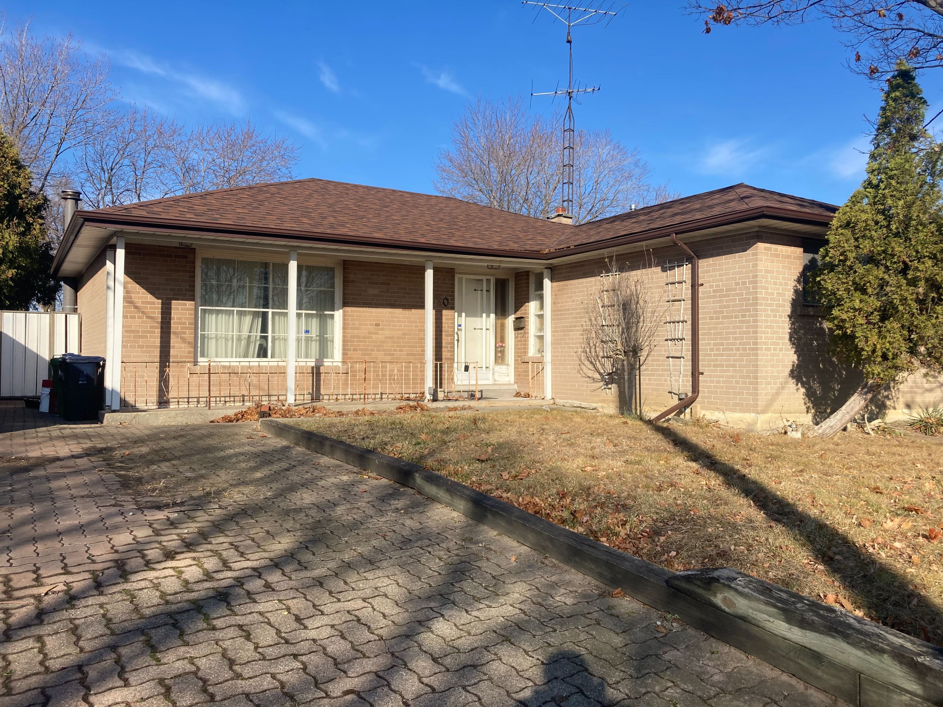 30 Roseglen Crescent Upper Unit, Toronto W05, ON M3N 1G6