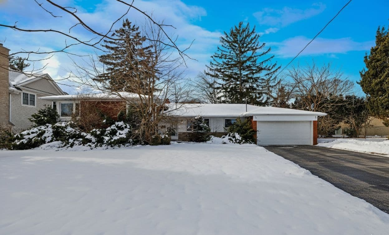272 Pinehurst Drive, Oakville, ON L6J 4X3