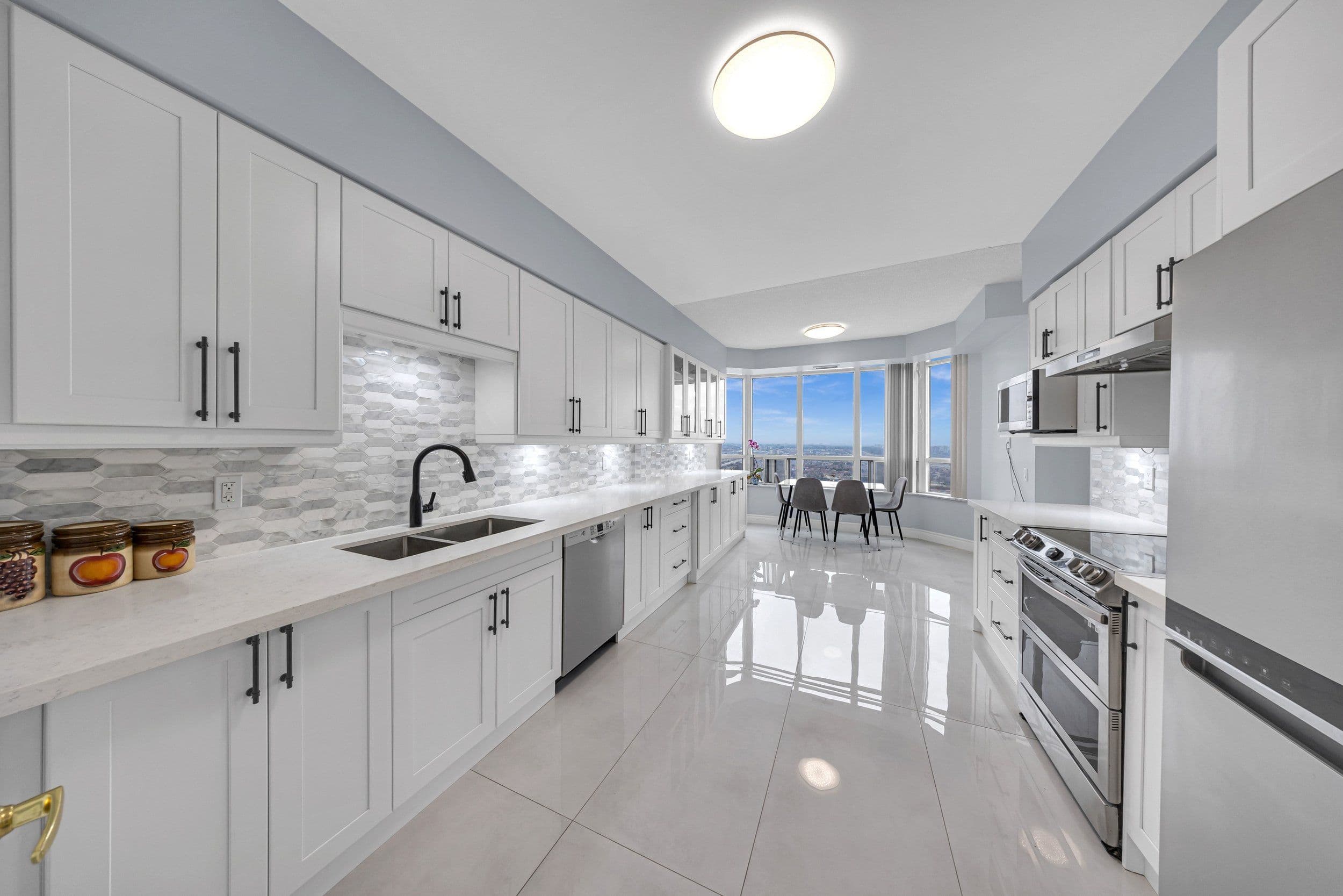 35 Kingsbridge Garden Circle 3005, Mississauga, ON L5R 3Z5