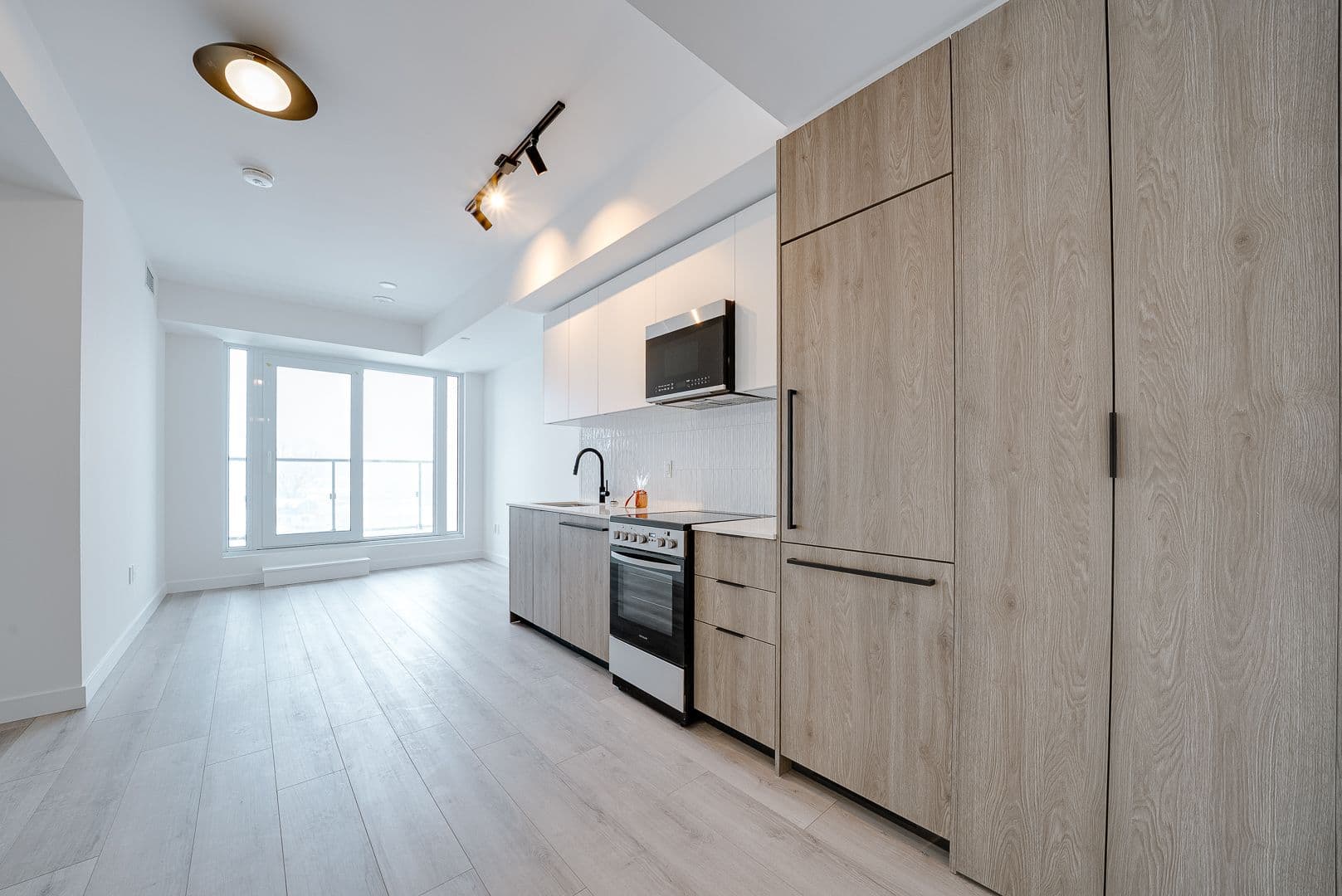 1635 MILITARY Trail 415, Toronto E10, ON M1C 1B2