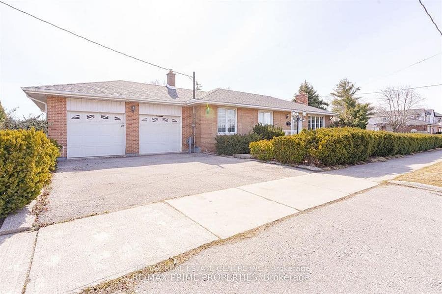 492 Pinegrove Road, Oakville, ON L6K 2C3