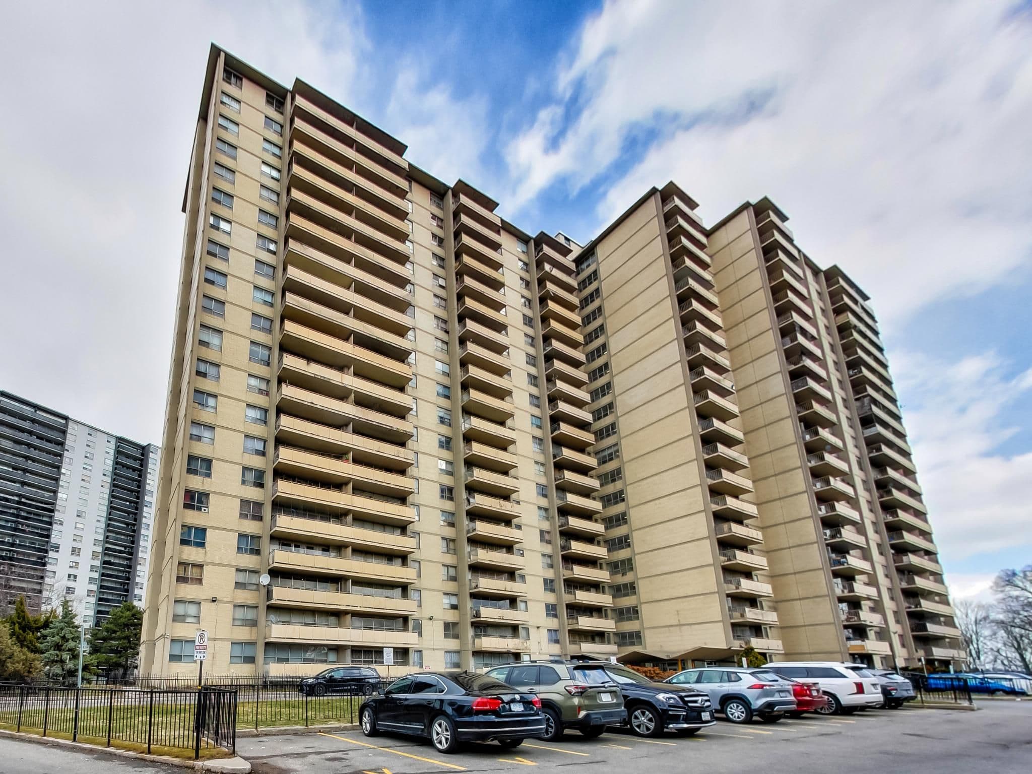 65 Thorncliffe Park Drive 1418, Toronto C11, ON M4H 1L2