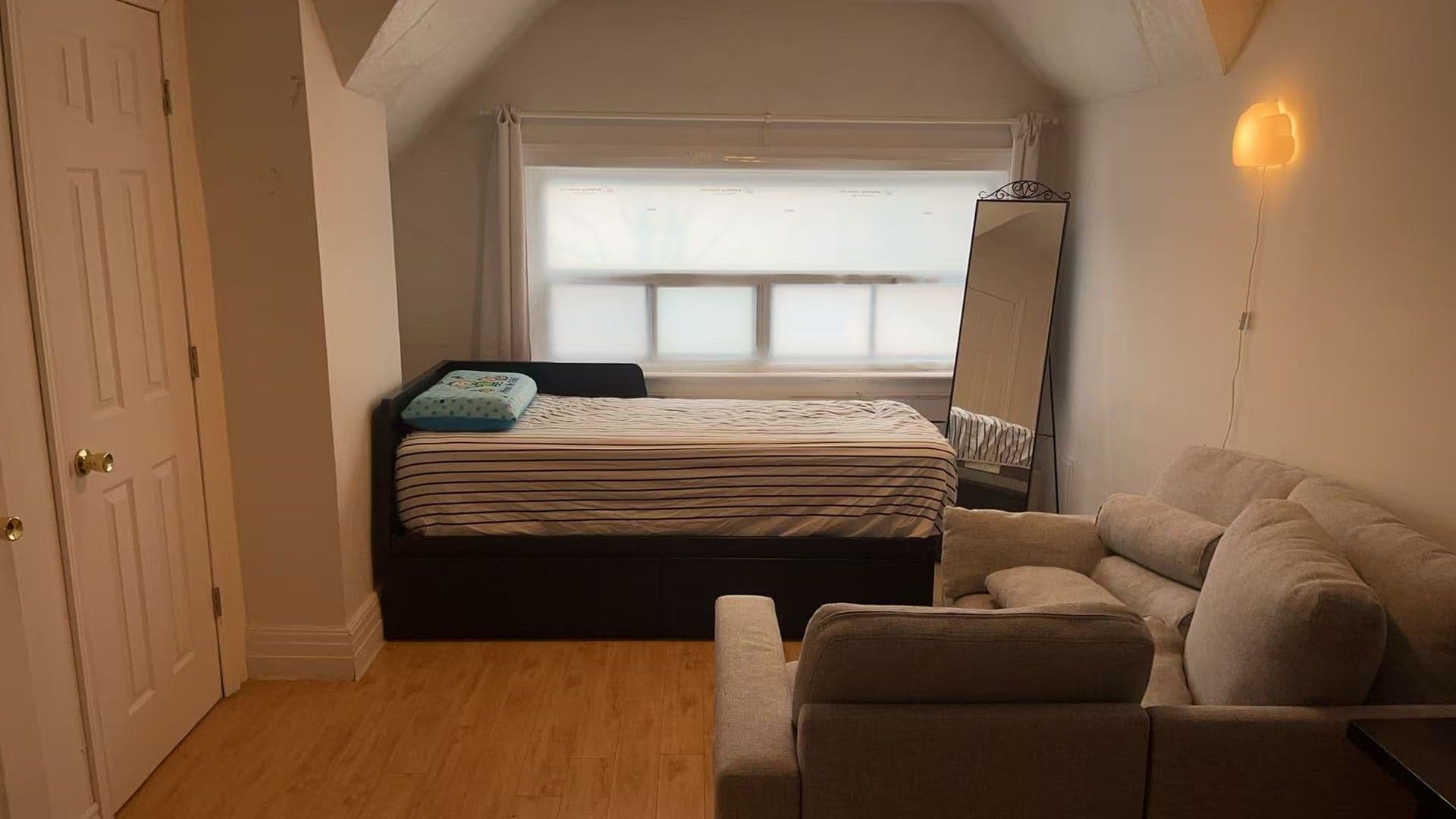 409 Huron Street 301, Toronto C01, ON M5S 2G5