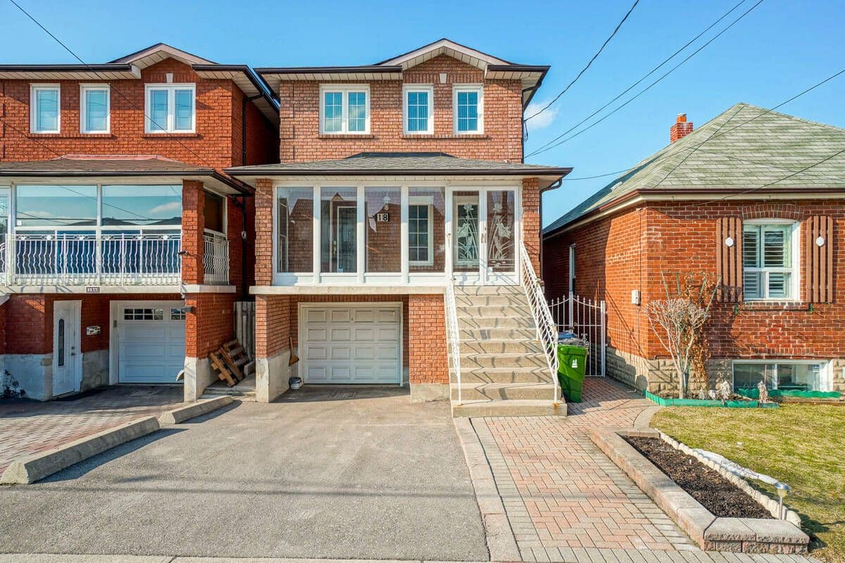 18 Maple Bush Avenue, Toronto W04, ON M9N 1S6