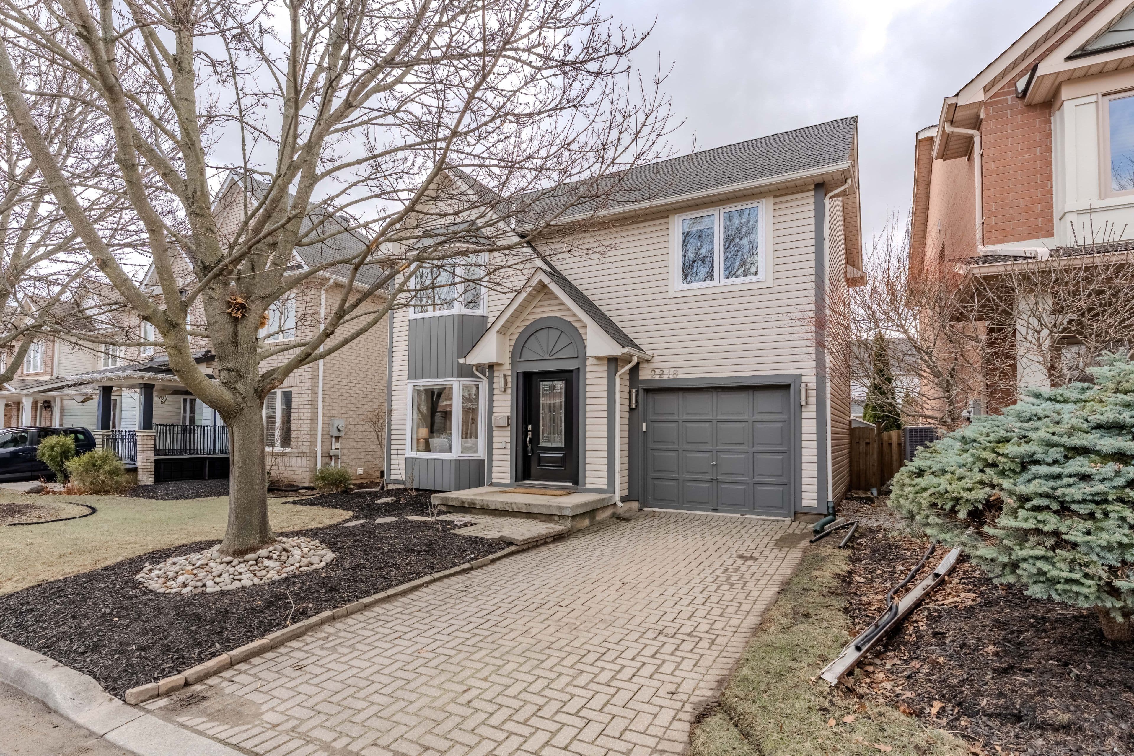 2218 Bluegrass Lane, Burlington, ON L7L 6L5