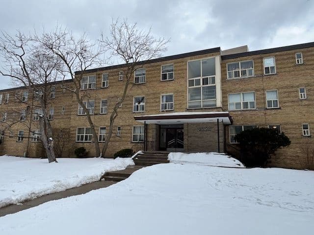 15 Anglesey Boulevard B-316, Toronto W08, ON M9A 3B2