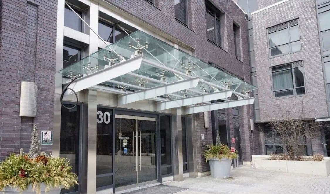 30 Gibbs Road 104, Toronto W08, ON M9B 0E4