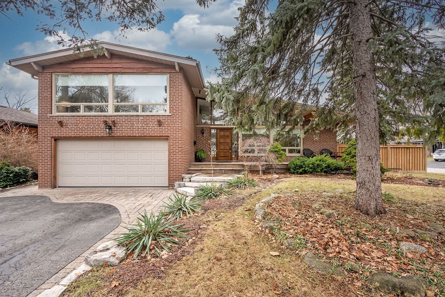 8 Silverthorne Bush Drive, Toronto W08, ON M9C 2X5