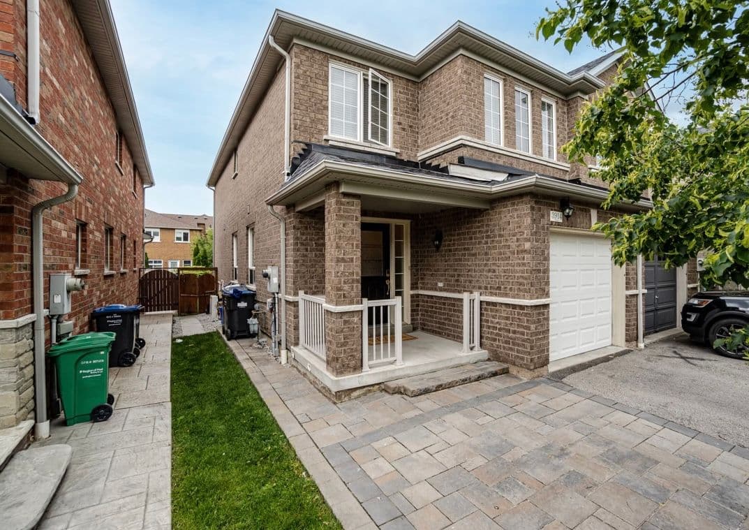 3914 Stardust Drive, Mississauga, ON L5M 8A6