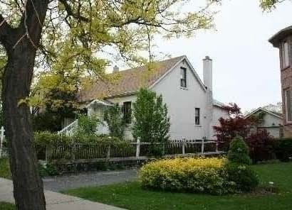 12 centre Avenue, Toronto C14, ON M2M 2L3