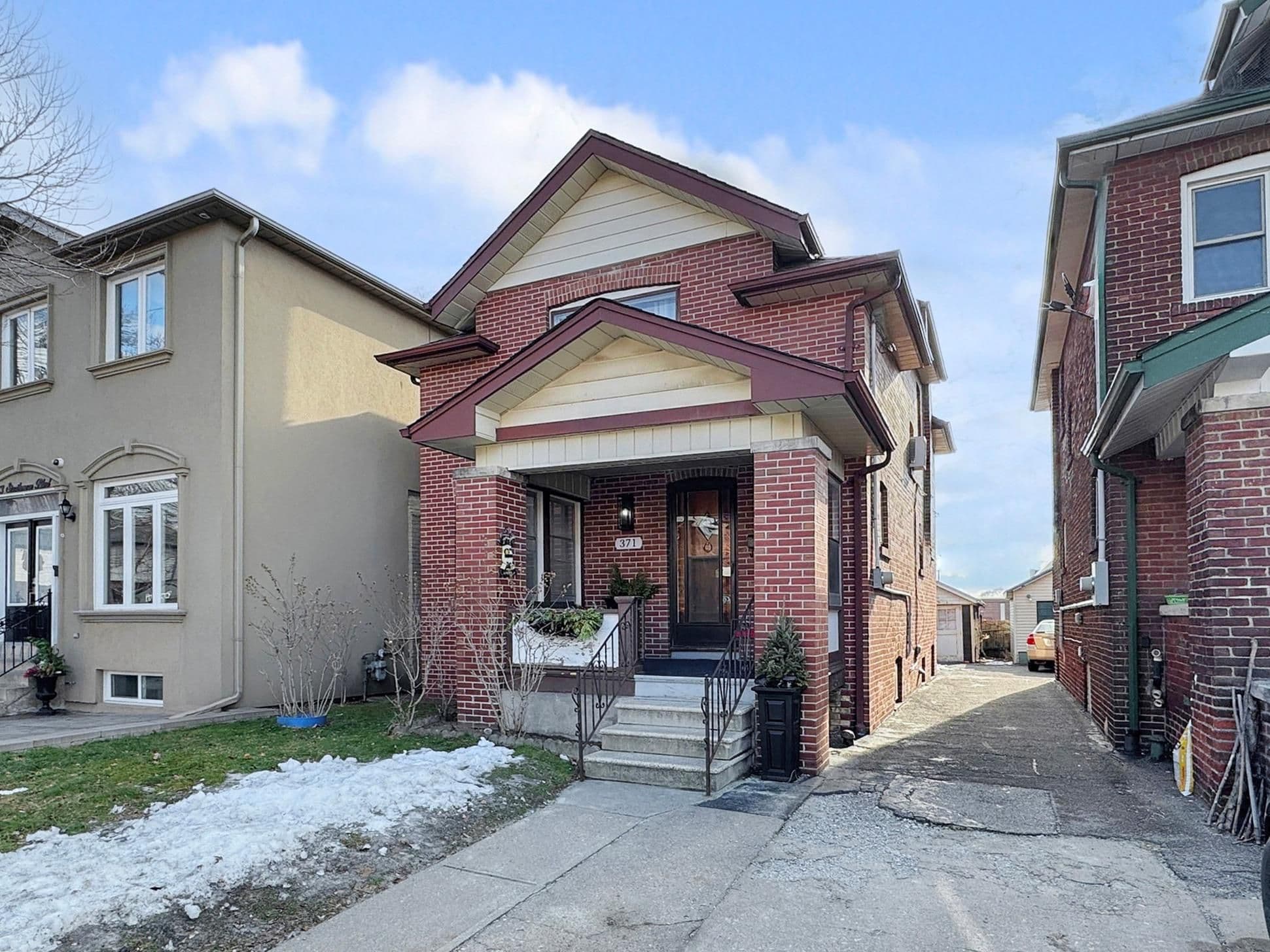 371 Strathmore Boulevard, Toronto E03, ON M4C 1N4
