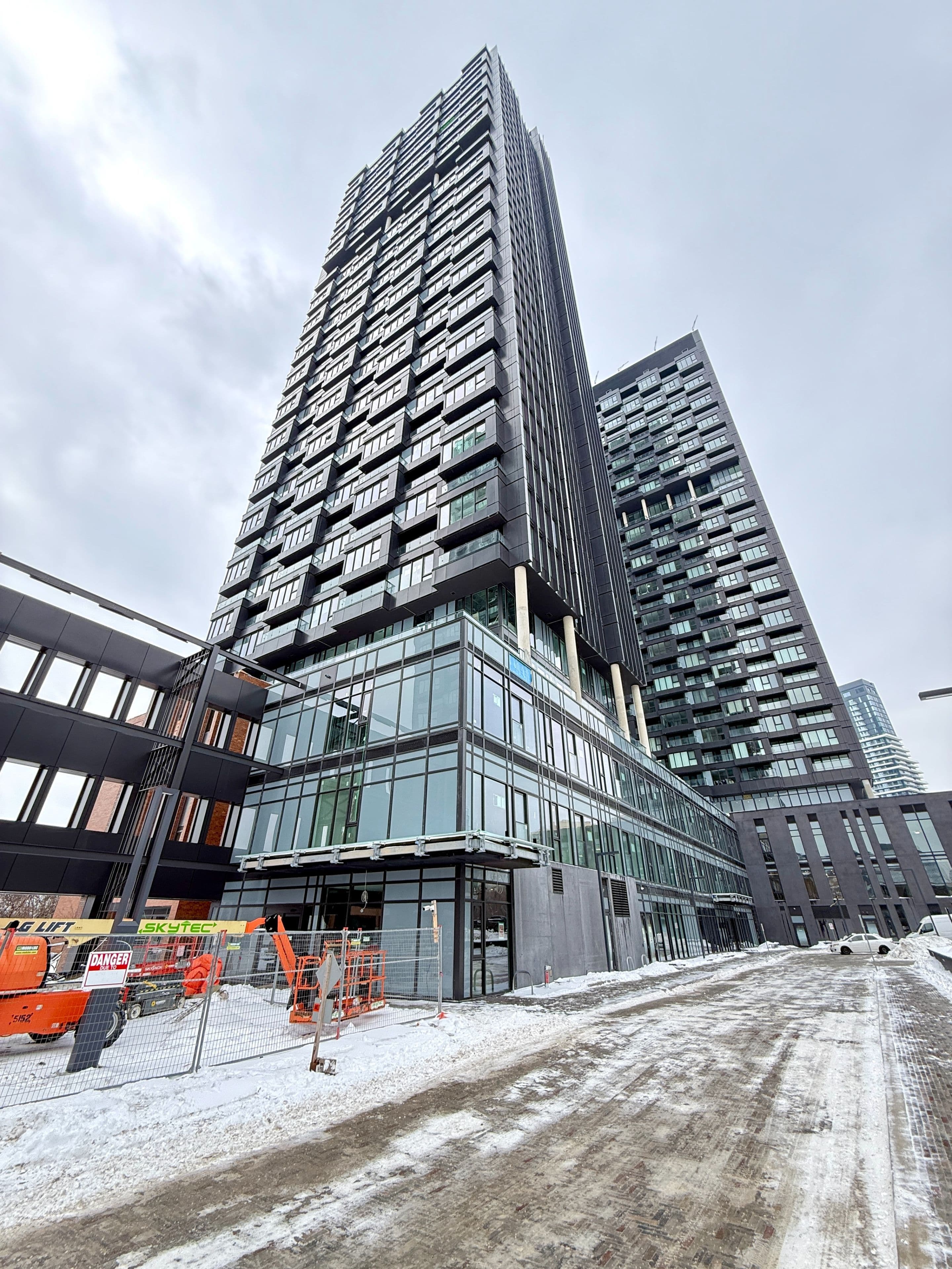 1 Quarrington Lane 2304, Toronto C13, ON M3C 0S4