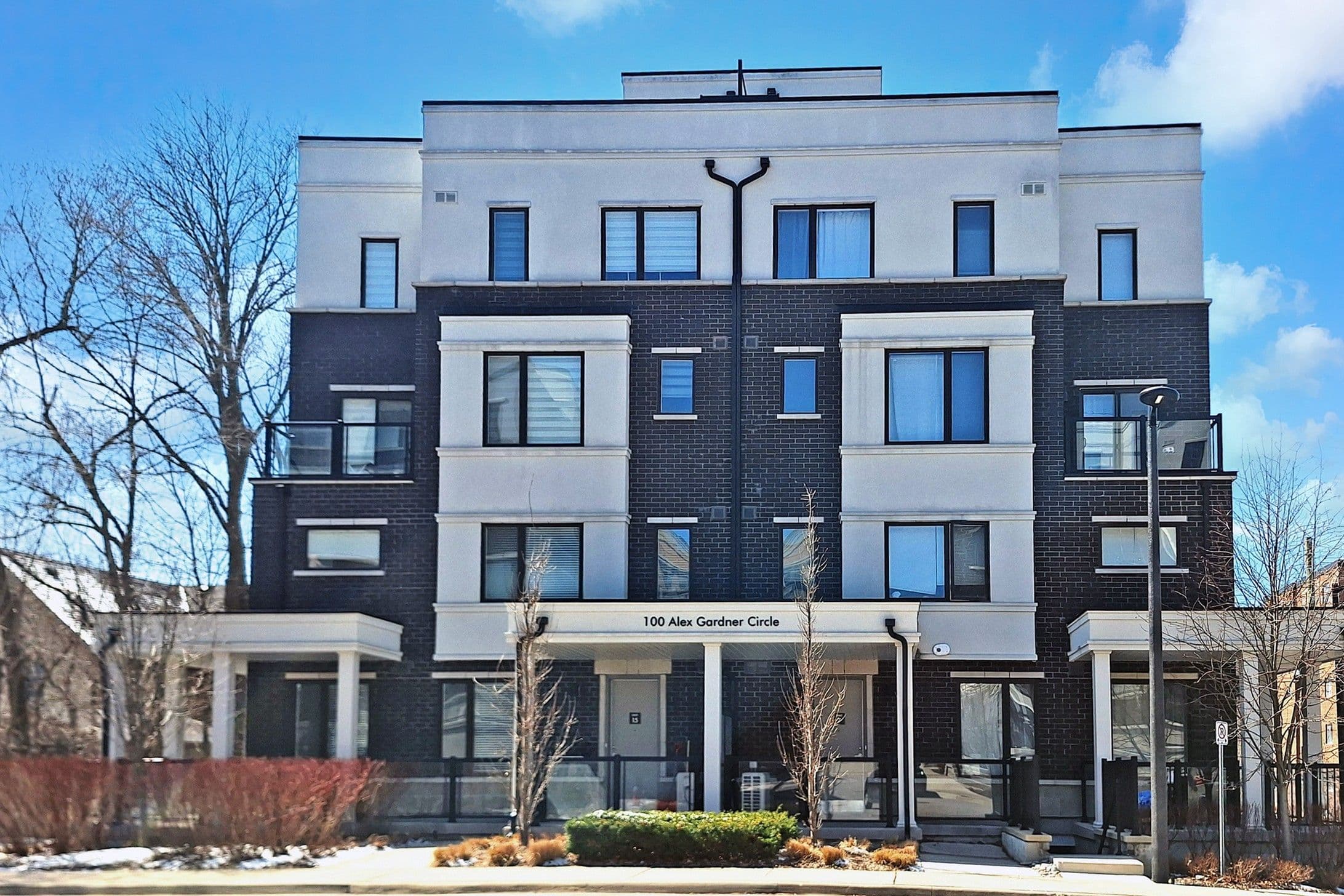 100 Alex Gardner Circle 10, Aurora, ON L4G 3G5