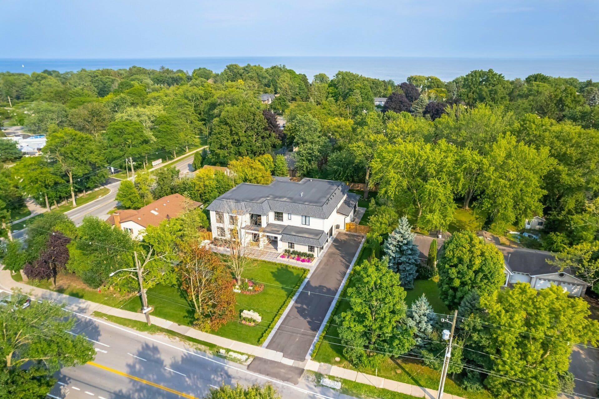 2014 Lakeshore Road W, Oakville, ON L6L 1G7