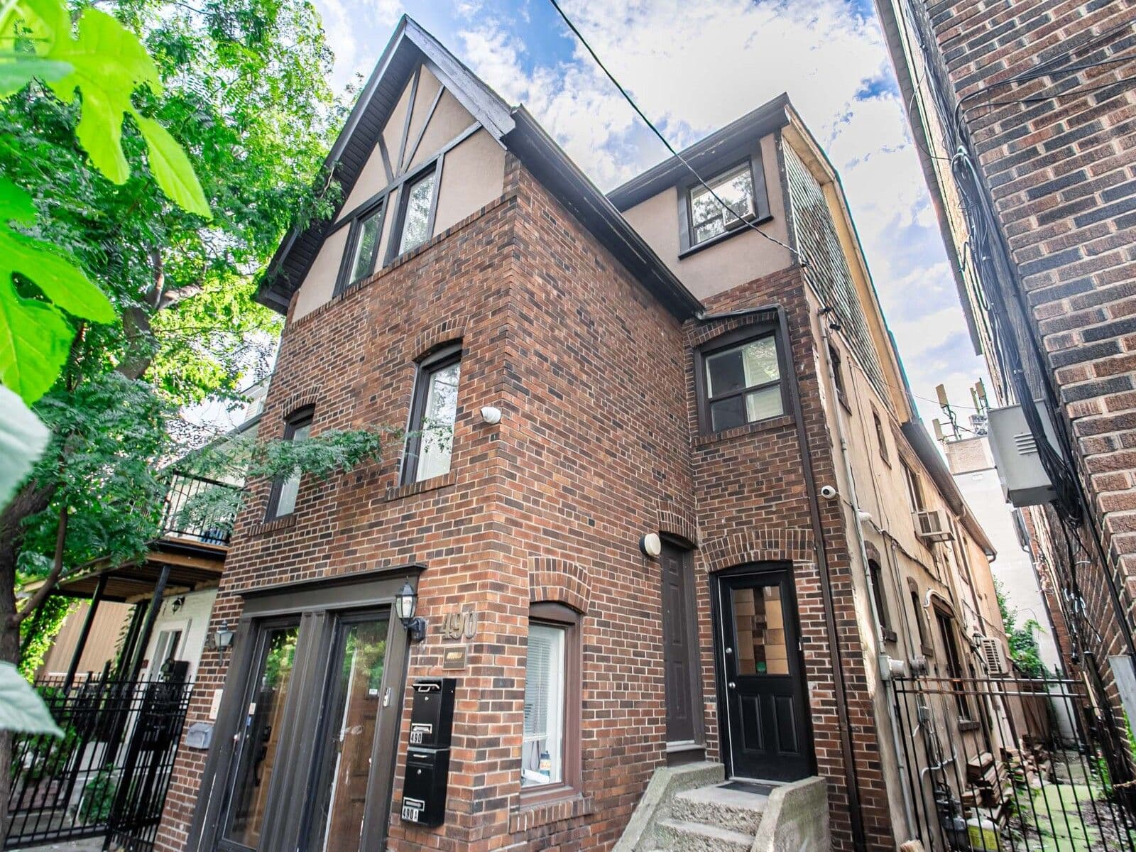 490 Montrose Avenue Main, Toronto C01, ON M6G 3H1