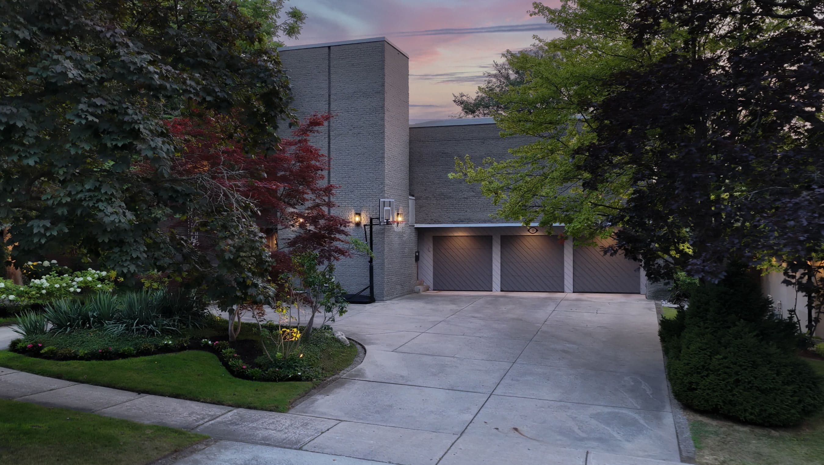 10 Penwood Crescent, Toronto C13, ON M3B 2B9