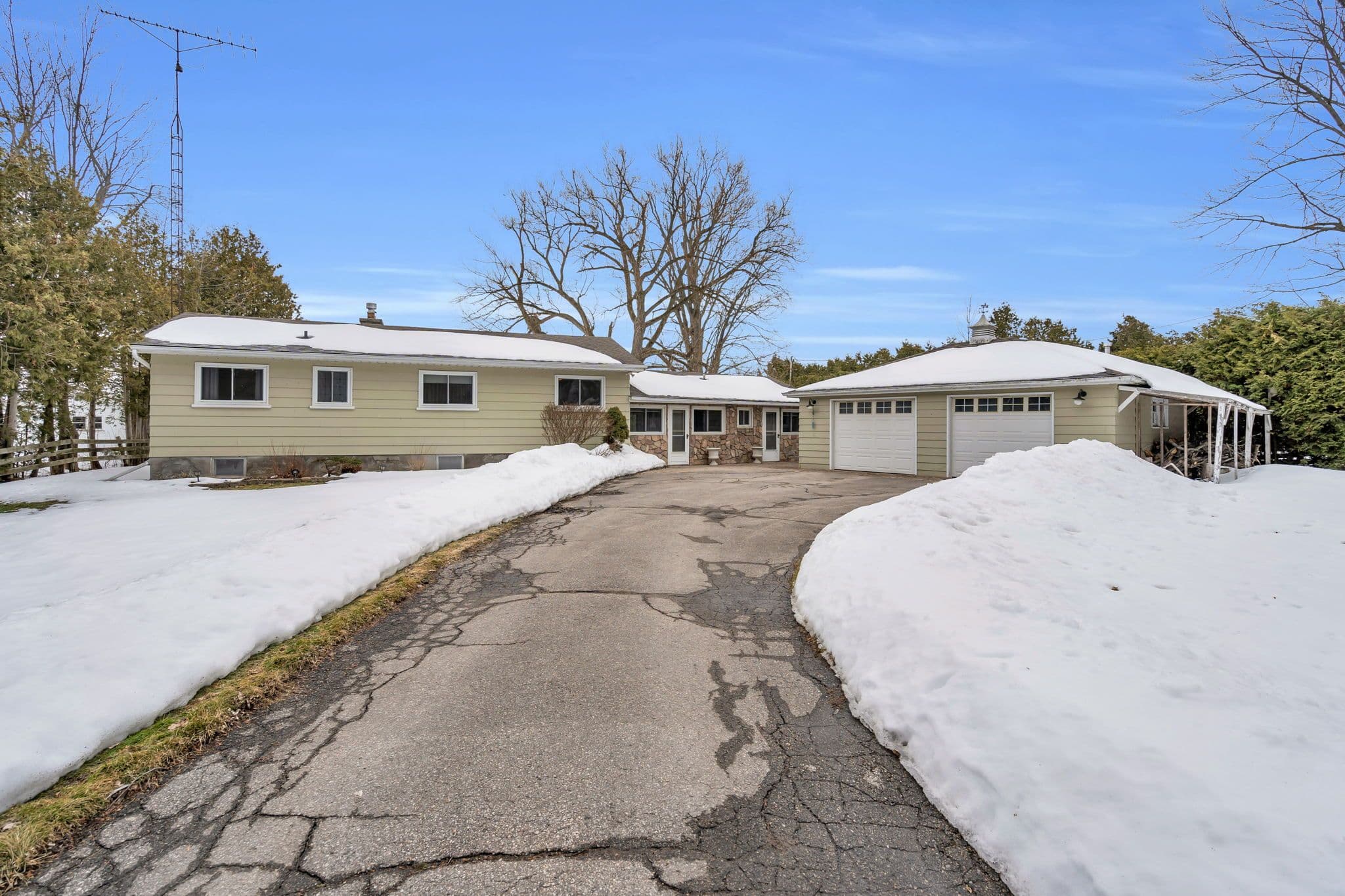 561 Duclos Point Road, Georgina, ON L0E 1N0