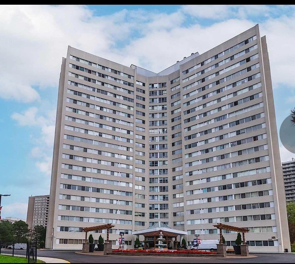 3695 Kaneff Crescent SPH 05, Mississauga, ON L5A 4B6