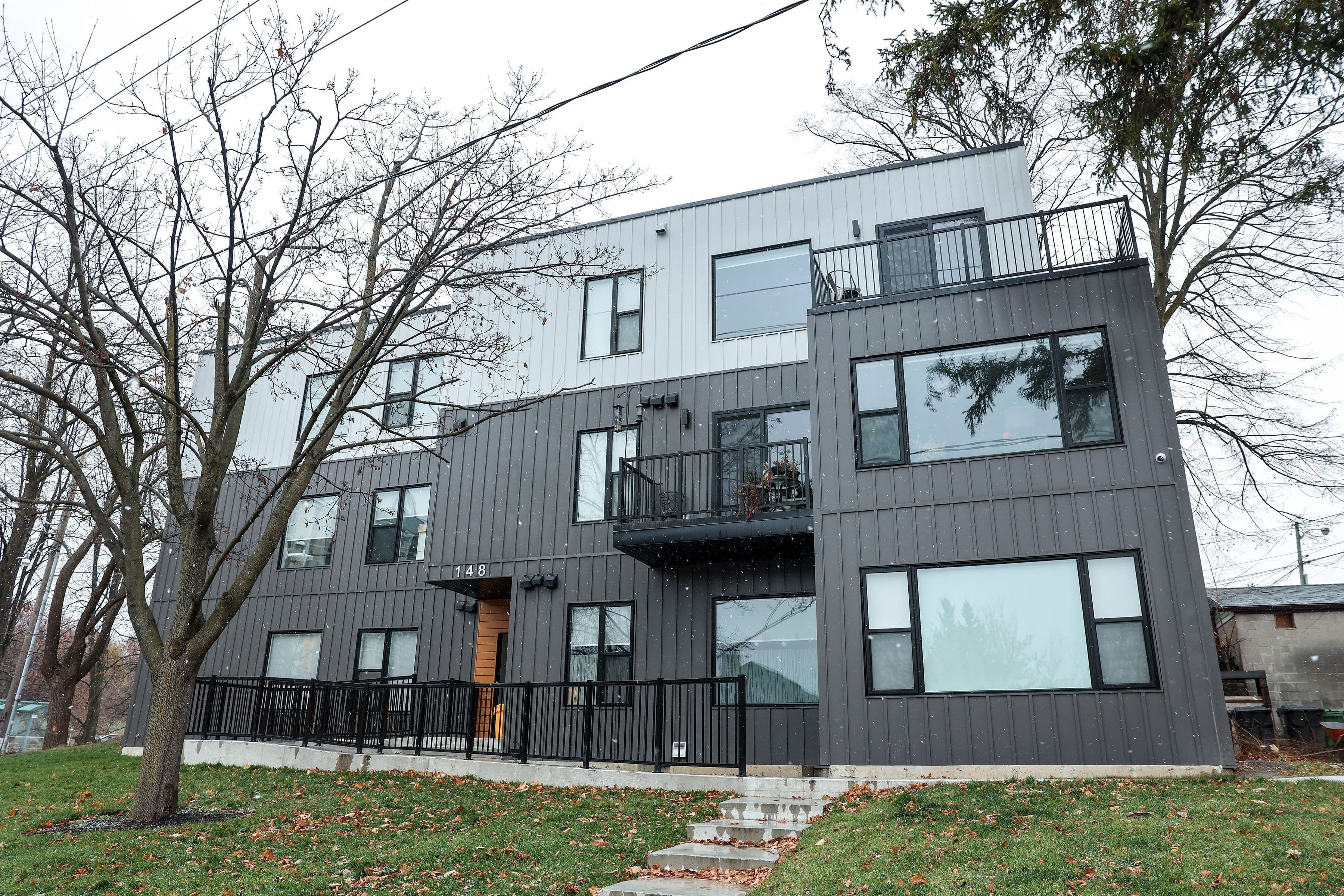 148 Glenlake Avenue 3, Toronto W02, ON M6P 1E7