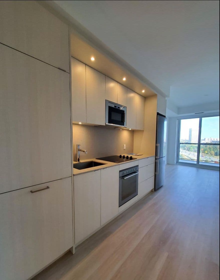 30 Inn On The Park Drive 1005, Toronto C13, ON M3C 0P8