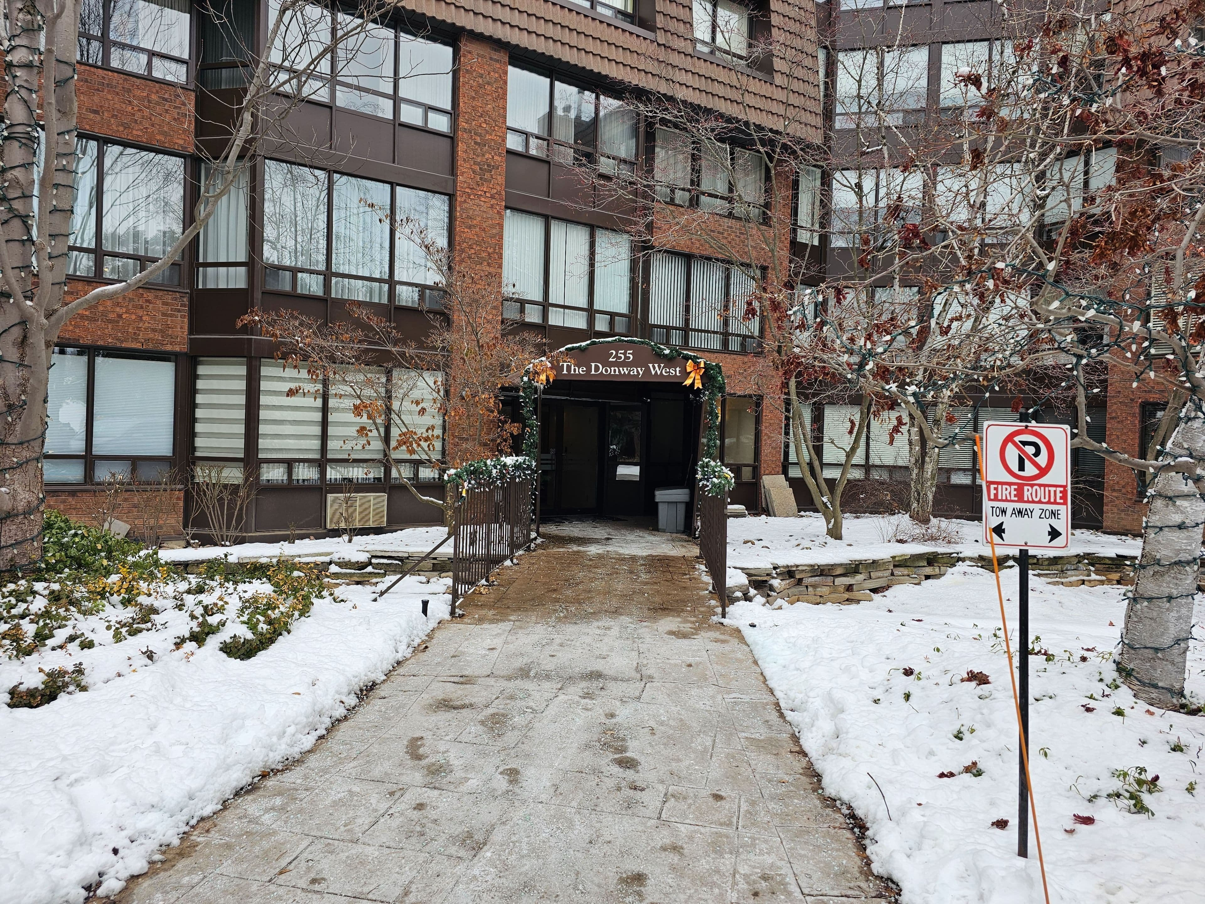 255 The Donway West N/A E 123, Toronto C13, ON M3B 3M3