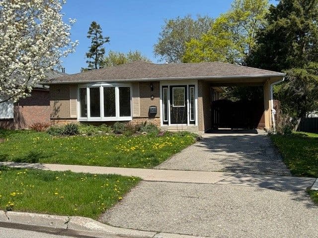 8 Devins Drive Main Floor, Aurora, ON L4G 2Z1