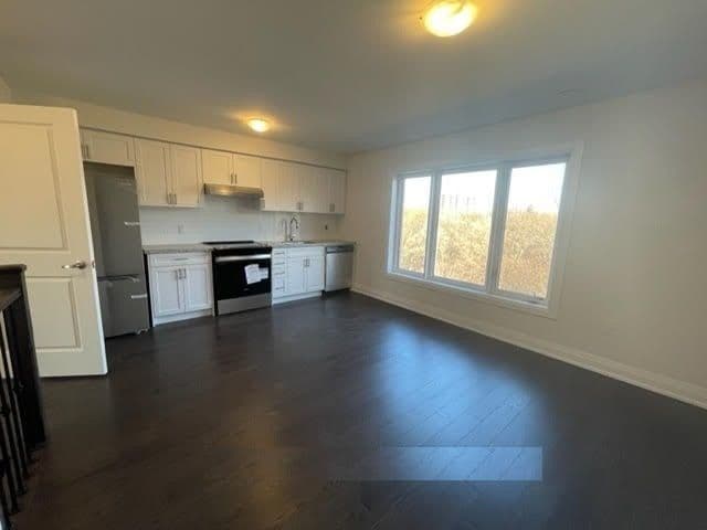 33 Wild Rose Gardens B, Toronto W04, ON M6L 0A5