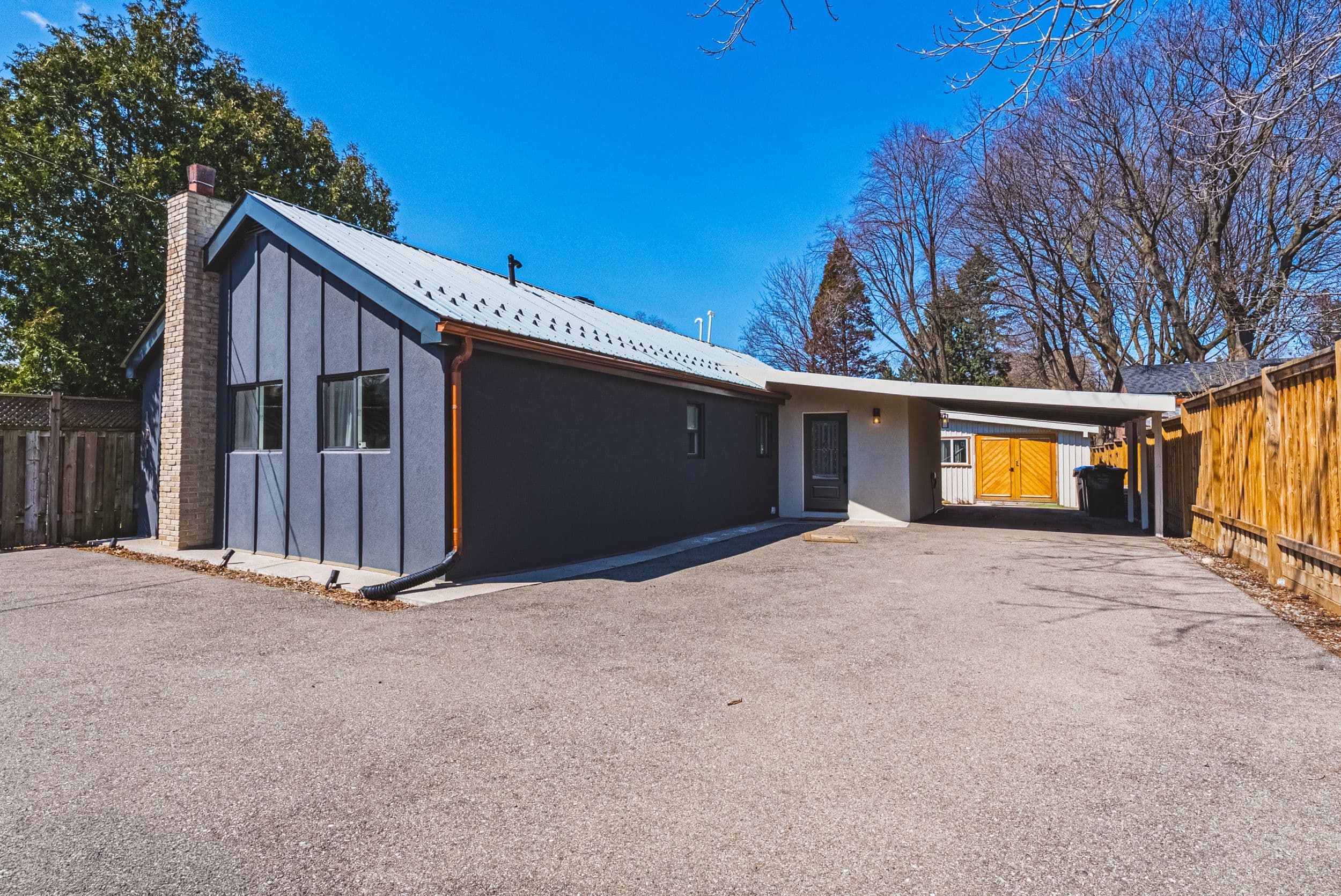 121 Paisley Boulevard E, Mississauga, ON L5A 1P6