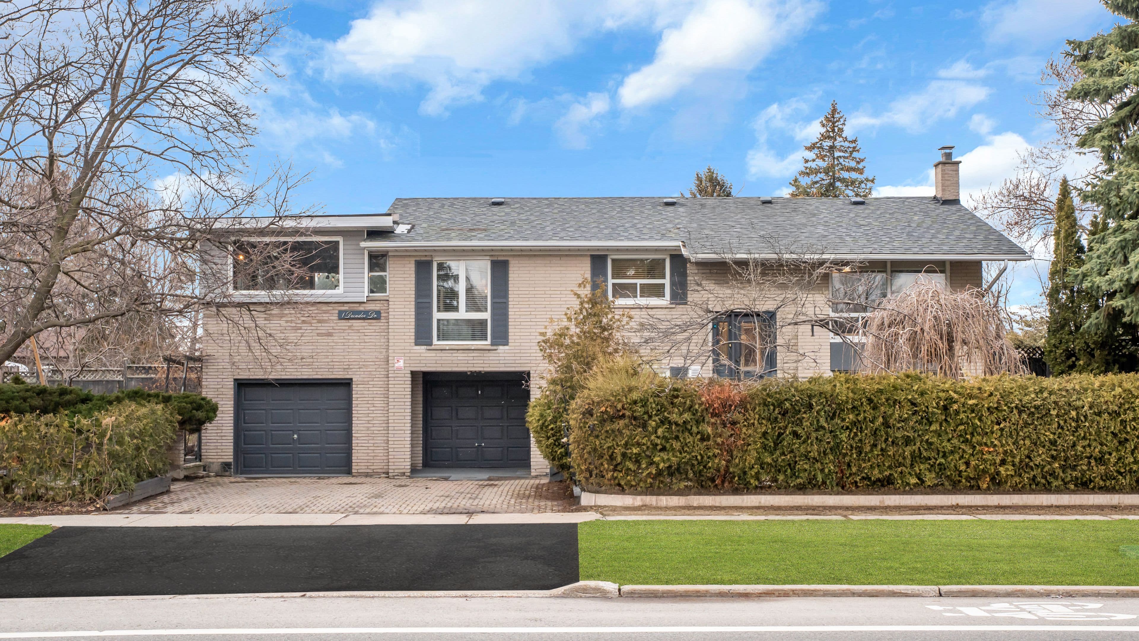 1 Dundee Drive, Toronto W05, ON M3J 1H5