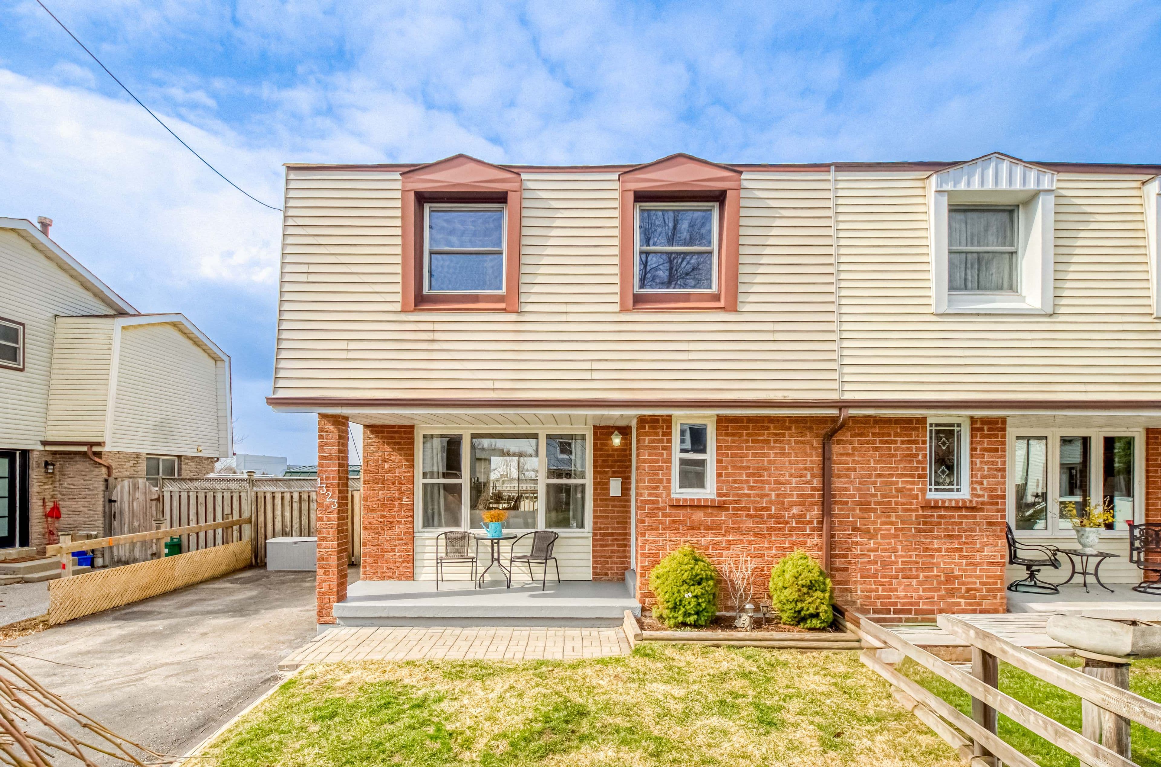 1323 Fenelon Crescent, Oshawa, ON L1J 6G2