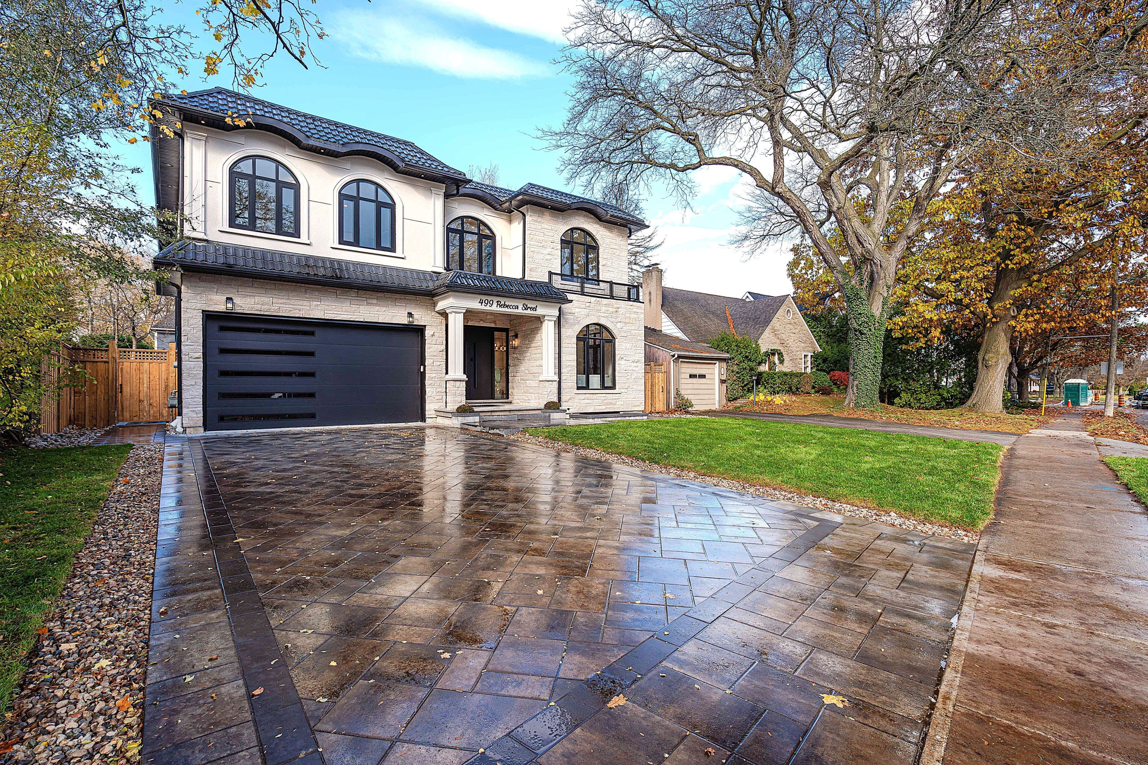 499 Rebecca Street, Oakville, ON L6K 1K8